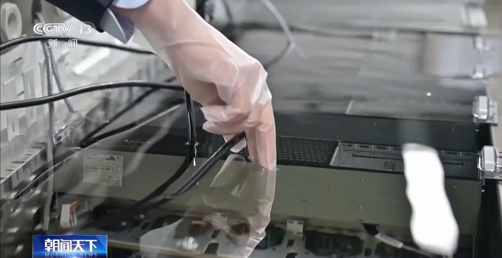 一线调研丨数据传输比眨眼还快 昔日“戈壁油城”蜕变“算力新城”(图8)