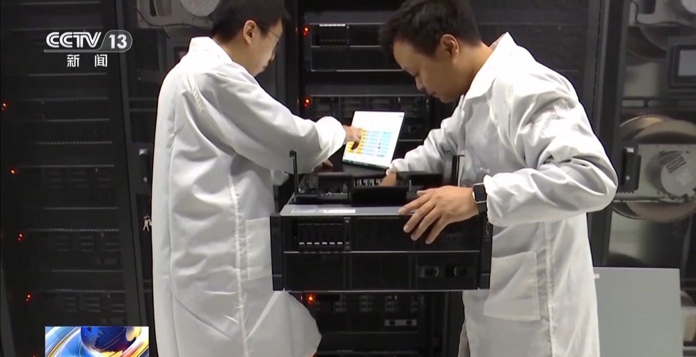 一线调研丨数据传输比眨眼还快 昔日“戈壁油城”蜕变“算力新城”(图21)